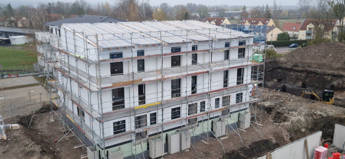 Mehrstöckiger Neubau in Massivbauweise, vollständig eingerüstet in Bobingen
