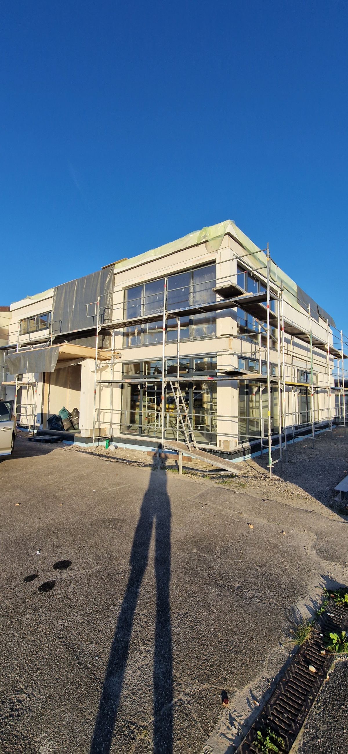 Zweistöckiges Gebäude im Bau mit großen Glasfronten in Neuried