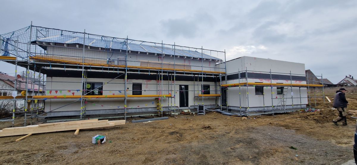 Modernes Einfamilienhaus im Rohbau mit Baugerüst in Nürnberg