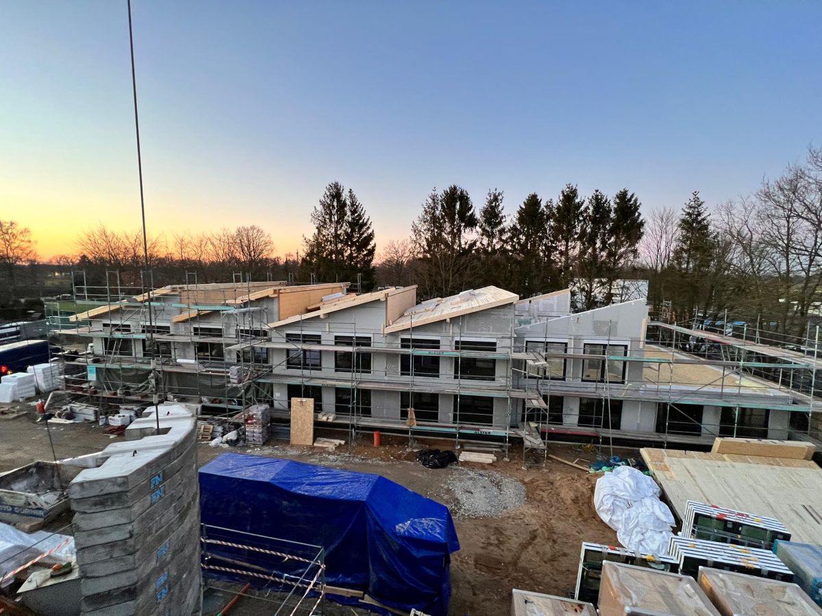 Baustelle eines modernen Gebäudes mit Pultdächern und Gerüst in Pinneberg